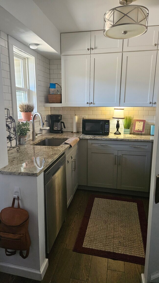 Building Photo - 415 W 7th St