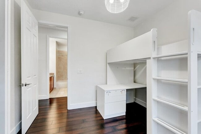 Building Photo - 406 NW 25th Ave