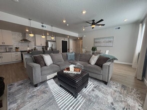 Building Photo - 206 N Chapparell Dr