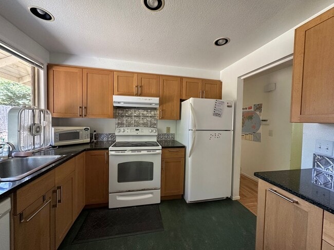 Building Photo - single level 3 bedroom house, Timberhill n...