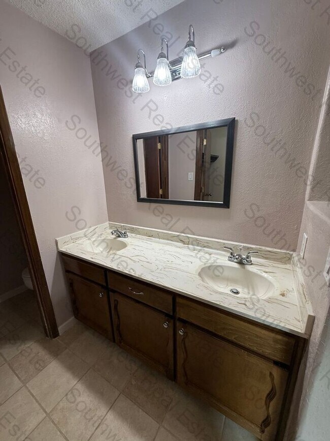 Building Photo - Beautiful 3 bedroom 2 bath brick home