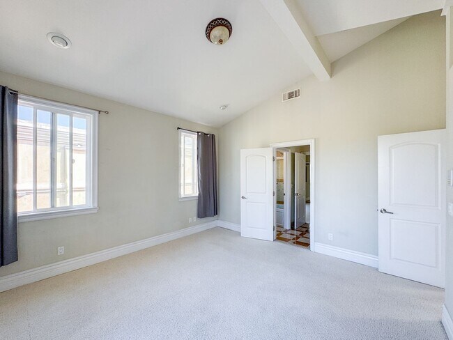 Building Photo - Lavish Estate Home w/4700sf+Central A/C & ...