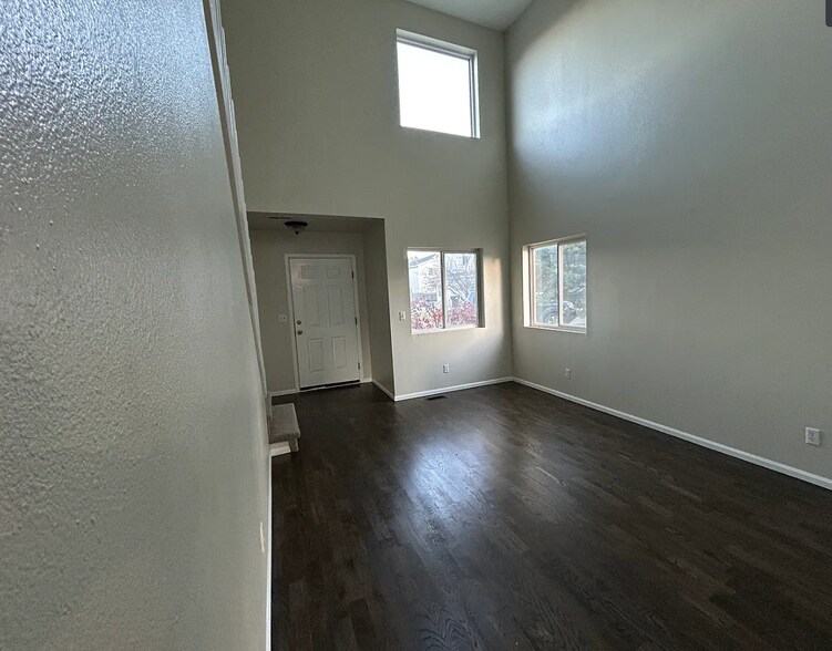 Building Photo - 806 Century Ln