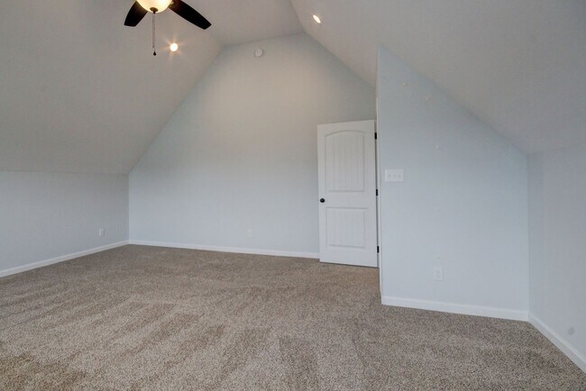 Building Photo - mega Huge wow. 4 bed 3 bath.