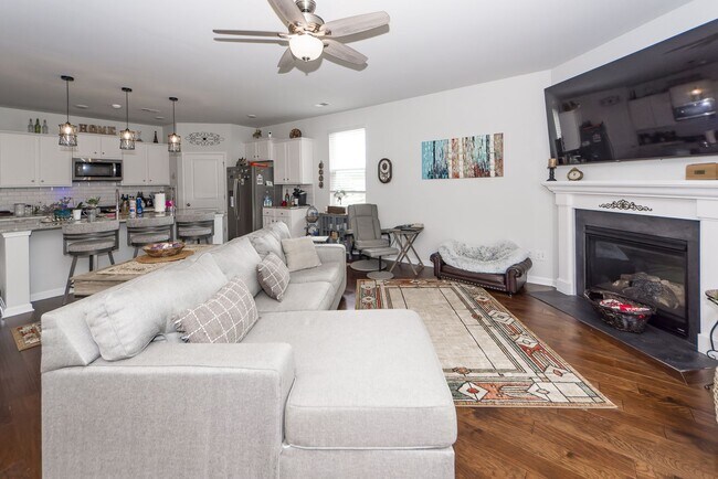 Building Photo - 4 Bedroom 2 Bath Home in French Quarter Creek - Huger