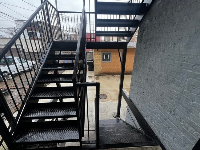 Building Photo - 735 N Hamlin Ave