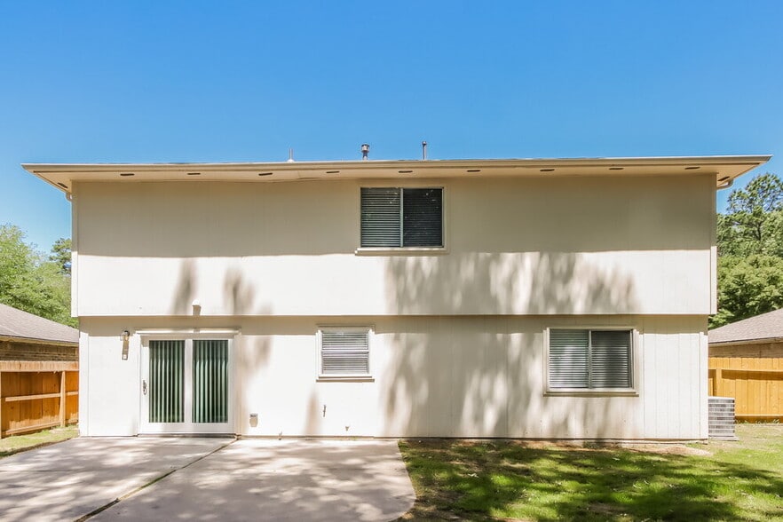 Building Photo - 18450 Hollow Oaks Cir