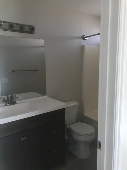 Master bath - 1720 Kemper Ave