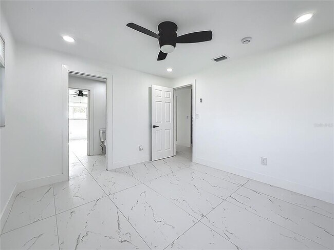 Building Photo - 1900 Sandpiper Dr