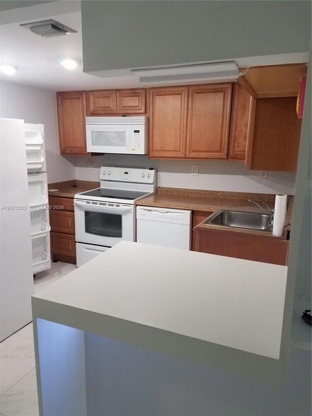 Building Photo - 6937 Bay Dr