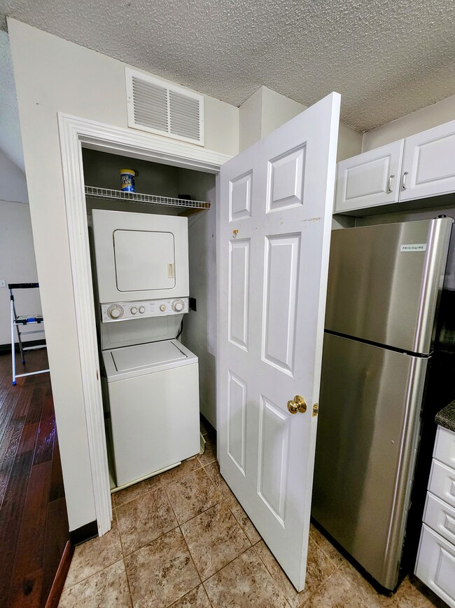 Building Photo - 104 Mill St