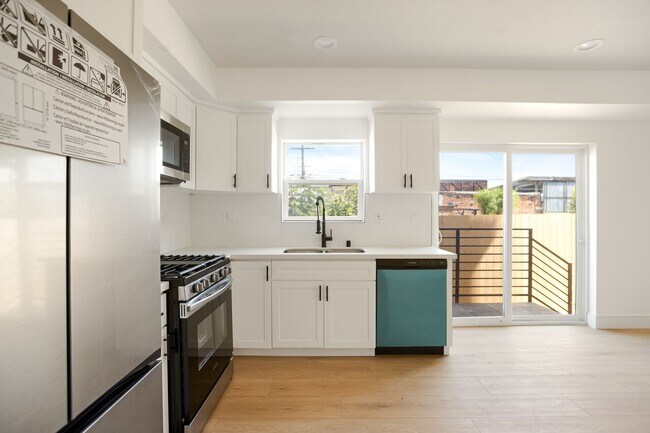 Building Photo - BRAND NEW TOWNHOUSE! One Month Free!