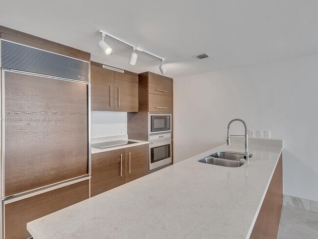 Building Photo - 475 Brickell Ave