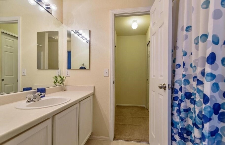 2nd full bathroom - 170 Alyssum Dr