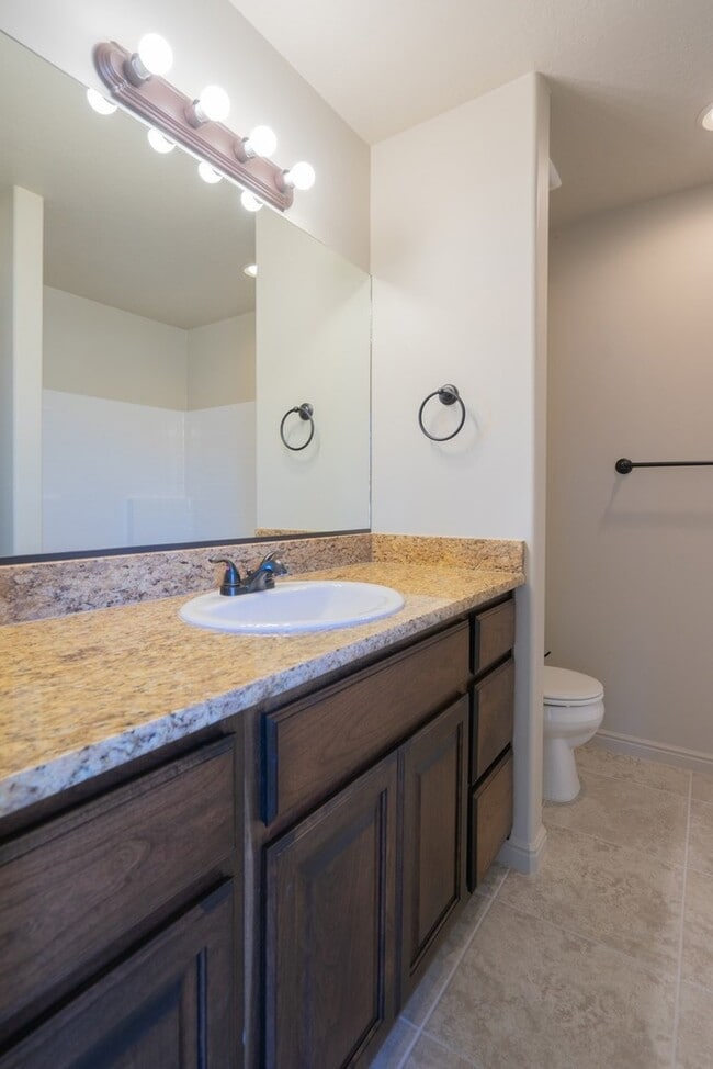 Building Photo - 3 Bedroom Townhome in Prime Washington Com...
