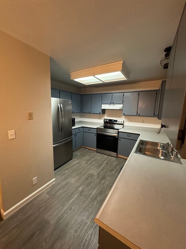 Building Photo - 1325 Oak Ridge Dr