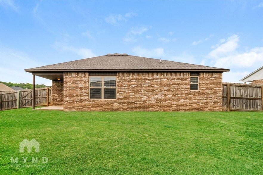 Building Photo - 17 Bristol Dr