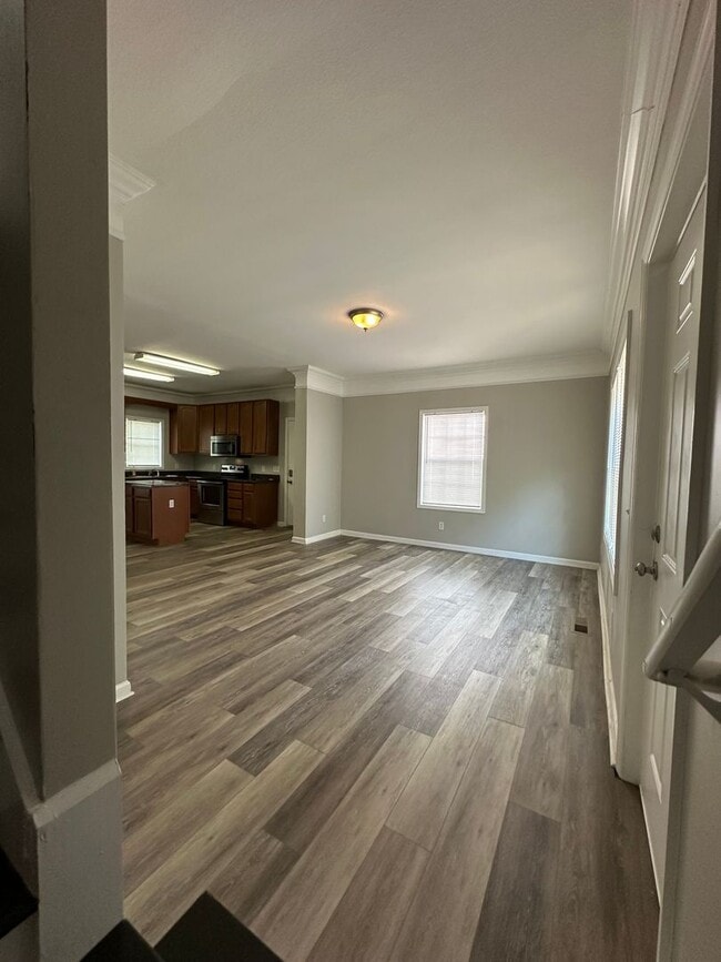 Building Photo - Large 4 bedroom home near Campus- Pre Lease for August 1st 2026