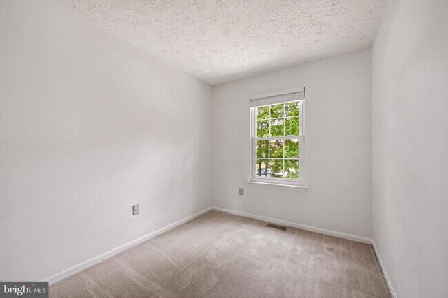 Building Photo - 16 Meadowside Ct