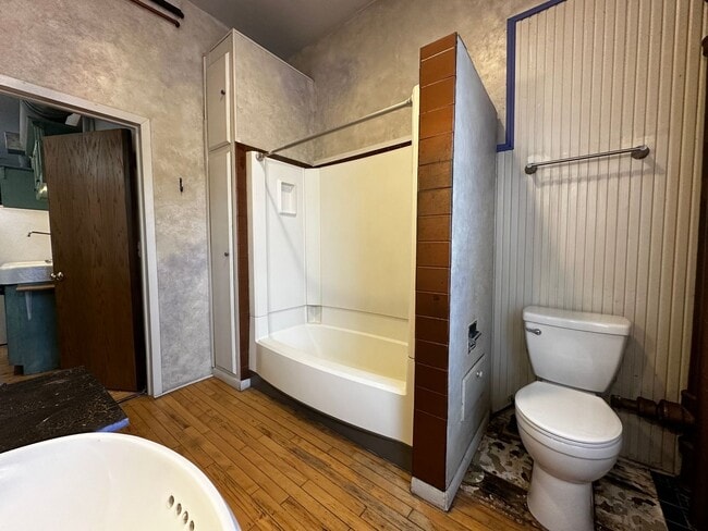 Building Photo - 123 N Broadway