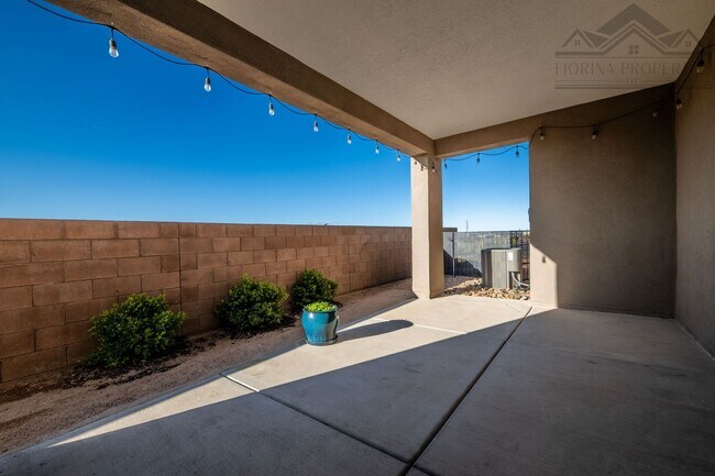 Building Photo - Gorgeous Corner-Lot Townhouse with Mountain Views