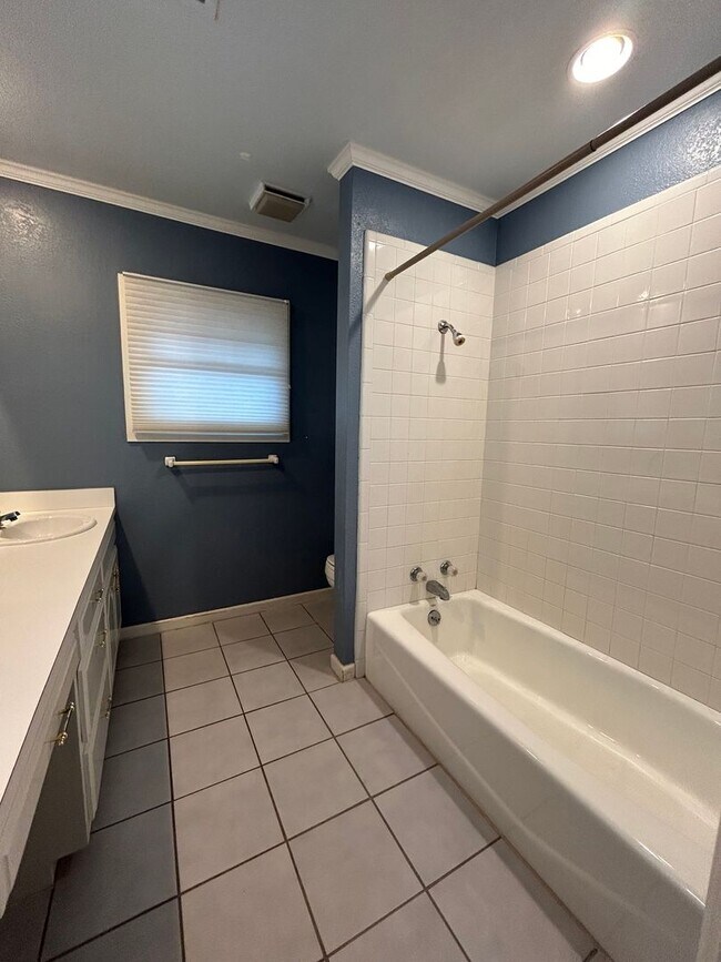 Building Photo - Beautiful Large Family Home!!!