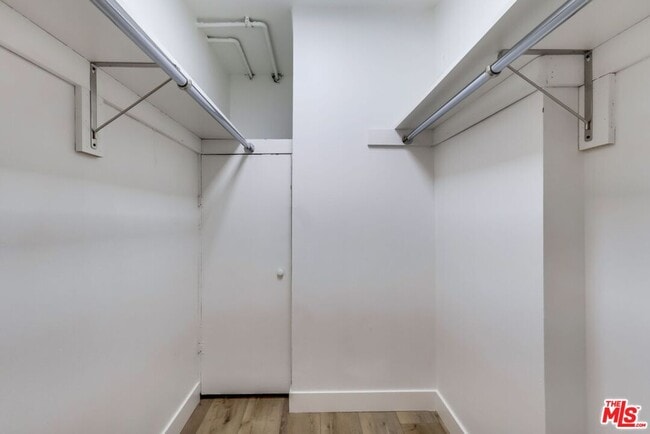 Building Photo - 435 N Oakhurst Dr