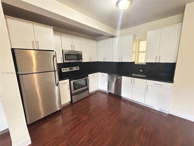 Primary Photo - 2880 Pine Tree Dr