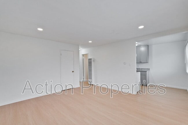 Building Photo - 709 6th Ave