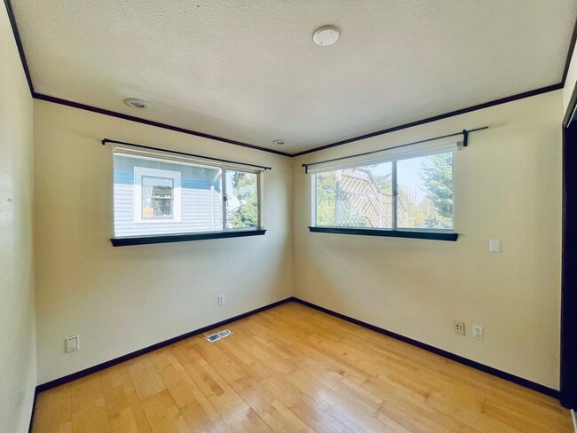 Building Photo - Massive House with Elegant Finishes in Madison Valley!