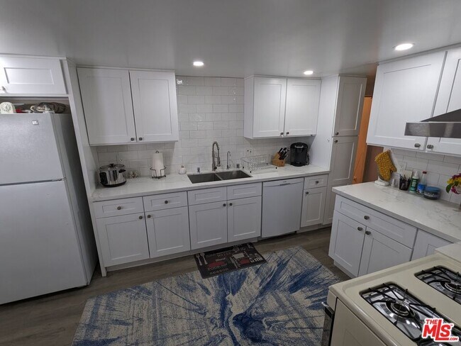 Building Photo - 32180 Saucon Valley St