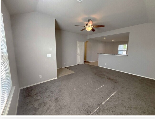 Building Photo - 3/2 in Hickory Creek!