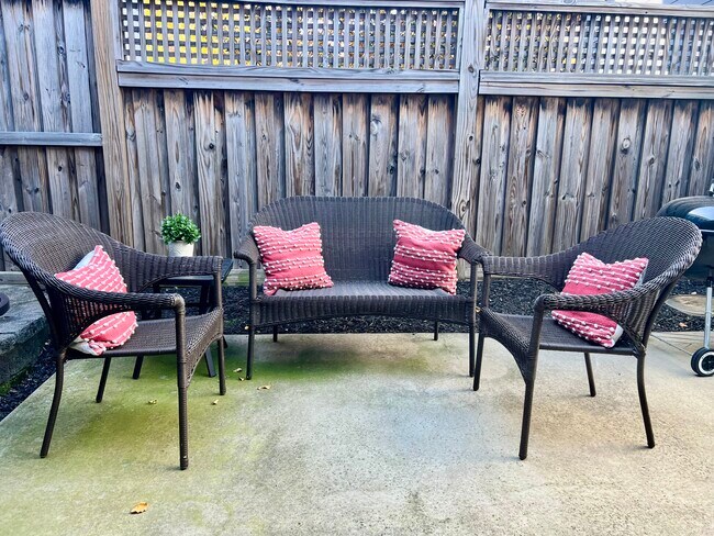 Private Courtyard Seating - 9403 Delphinium St