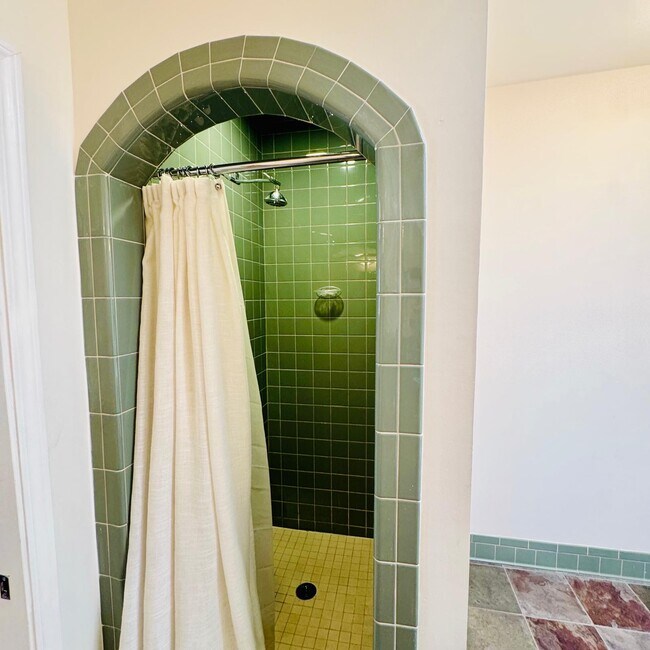 Building Photo - 325 W Santa Barbara