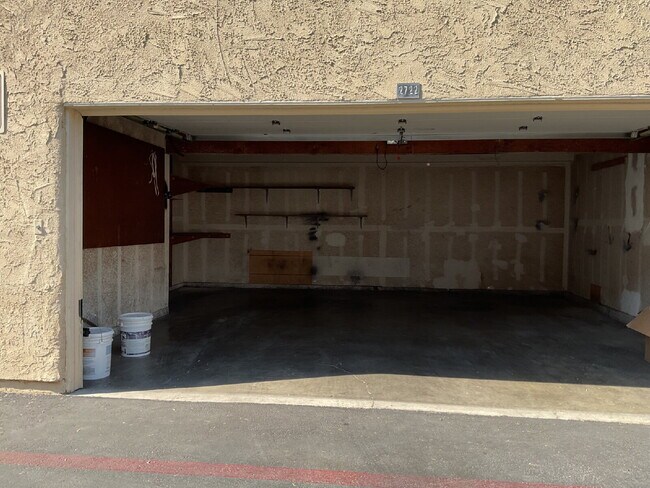 Building Photo - "Discover Coastal Living: Spacious 3-Bed, 2-Bath Townhouse