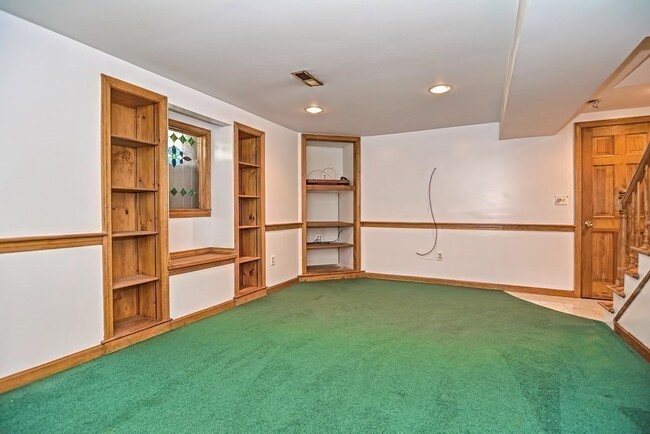 Building Photo - 13 Colonial Dr