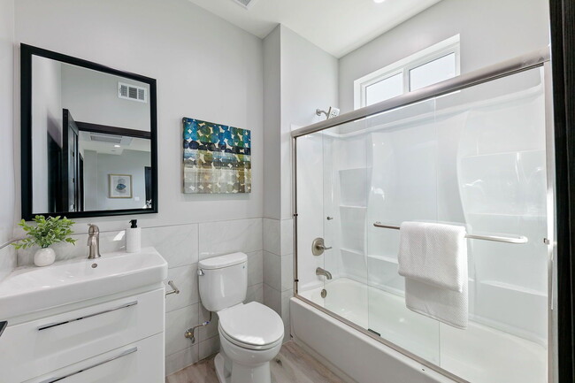 Building Photo - 13637 N Fellows Ave