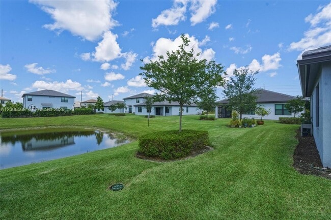 Building Photo - 3141 Poinciana St