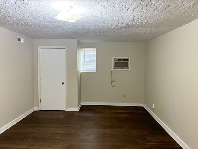 Building Photo - "Charming 4-Bedroom Retreat with 2 Full Baths in the Heart of Martin, TN!"