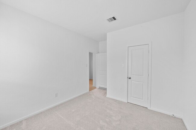 Building Photo - 807 Heaven Dr