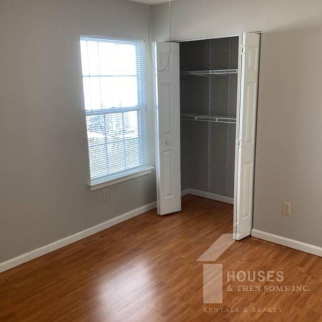 Building Photo - 5 Sandy Point Ct