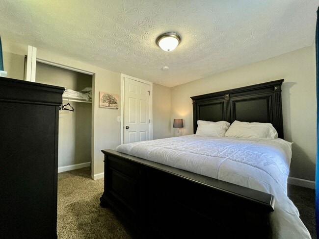 Building Photo - Beautiful 4 BDR Home - Near I-75