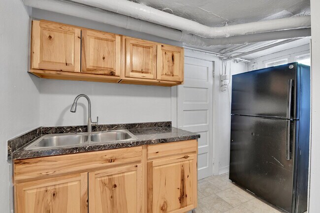 Building Photo - $1,295.00, 1 bed, 1 bath newly renovated basement unit located in Denver.