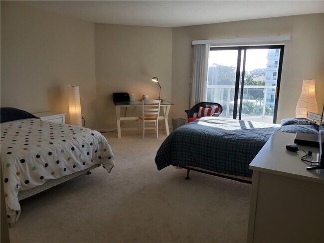 Building Photo - 1050 Longboat Club Rd