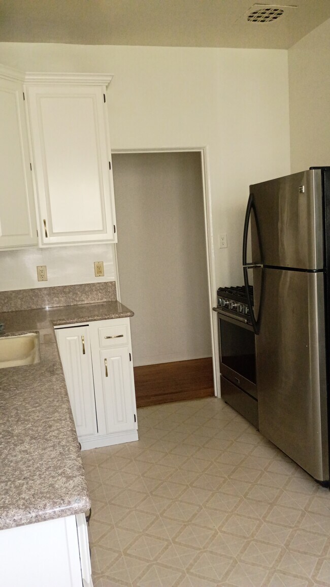 Building Photo - 317 N Gardner St