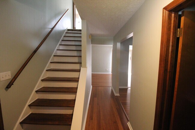 Building Photo - 1800 Quarry Ridge Dr