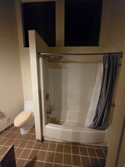 Master full bathroom (3rd floor) - 2635 Hollyridge Dr