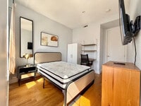 Building Photo - Prime Bushwick Room, HDTV, 15 min to Manha...