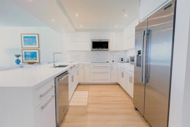 Building Photo - 5601 Collins Ave