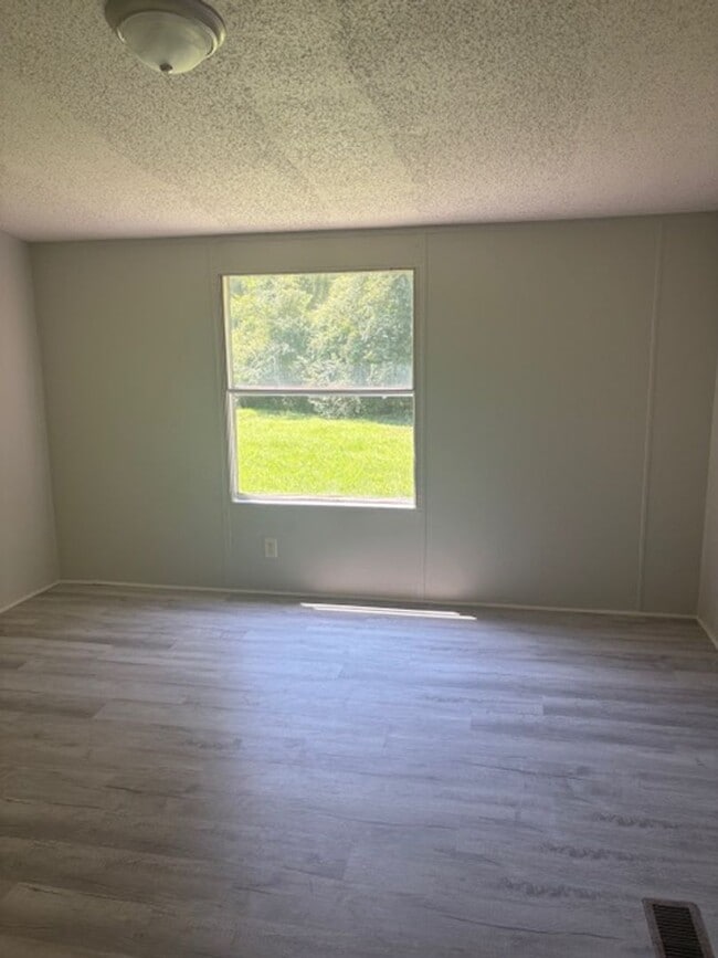 Building Photo - Renovated 3 Bedroom 2 Bath Home for Rent o...